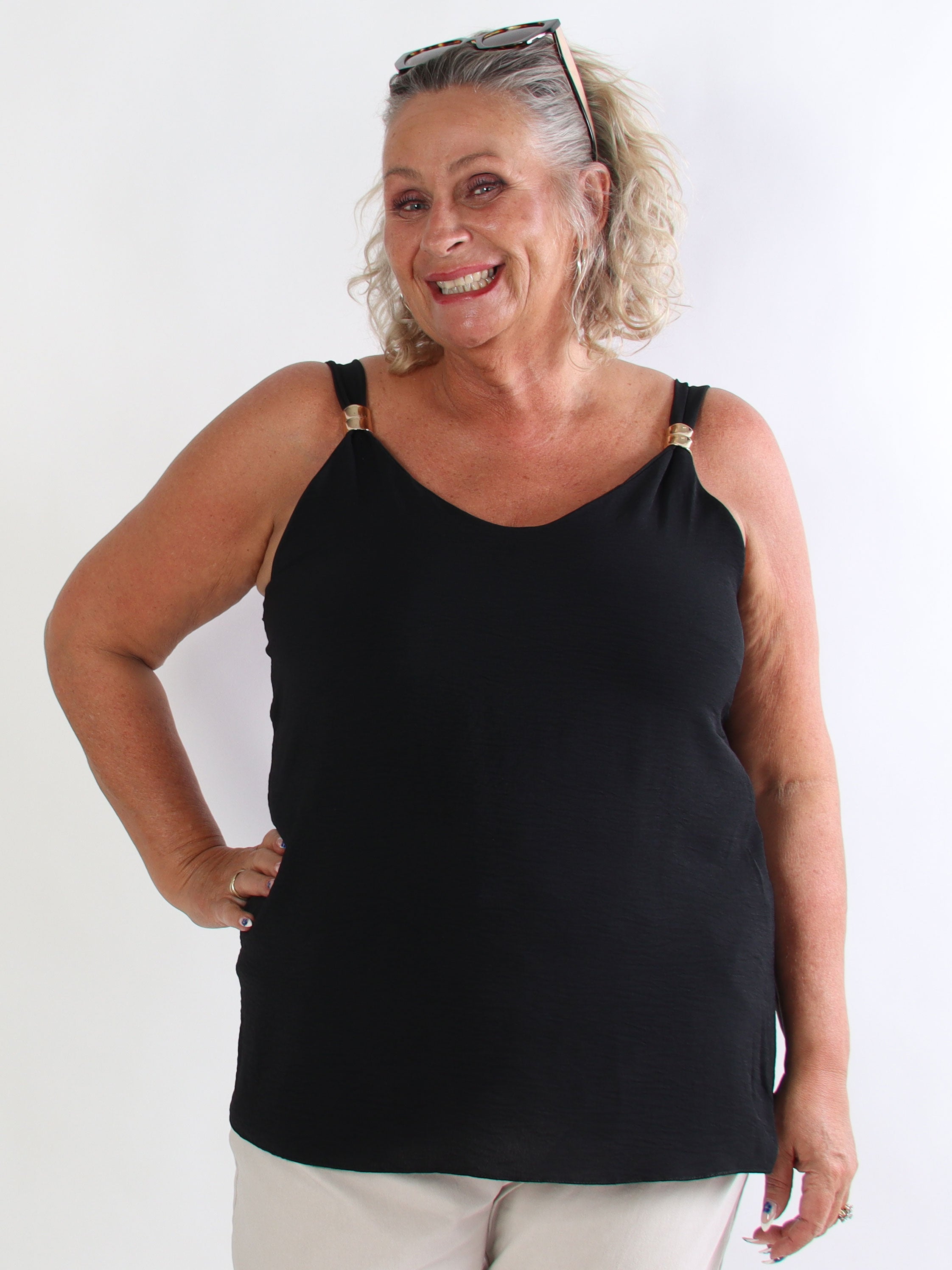 Dinah - Plus size top med dekorative guldspænder ved stropperne